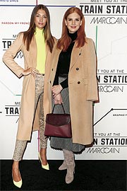  Lorena Rae und Sarah Rafferty auf der Marc Cain Fashion Show Herbst/Winter 2019 in der Telekom-Hauptstadtrepräsentanz (Photo: Franziska Krug/Getty Images für Marc Cain)